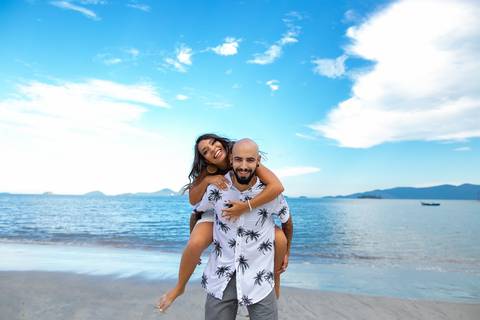 Casal em brincadeira na praia em seu ensaio Pré Wedding-RJ'