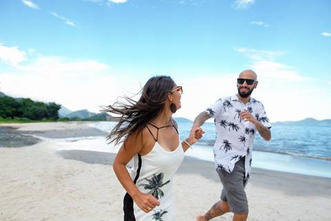Casal correndo na praia em ensaio Pré-Wedding RJ'