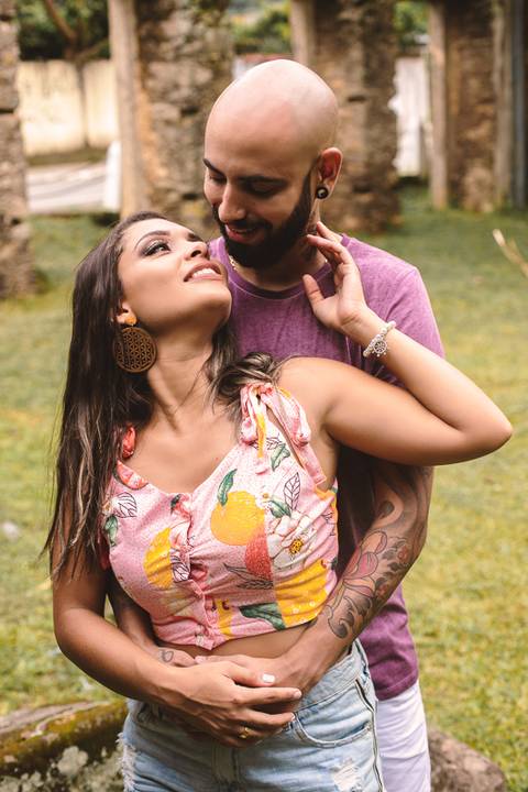Olhares apaixonados em ensaio pré-wedding/RJ-Mangaratiba'