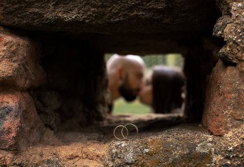 Pré Wedding com alianças e casal ao fundo-Mangaratiba/RJ'