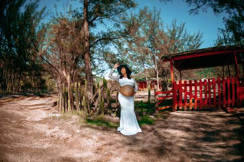 Book fotográfico de gestante externo em portão vermelho em Grumari-RJ'