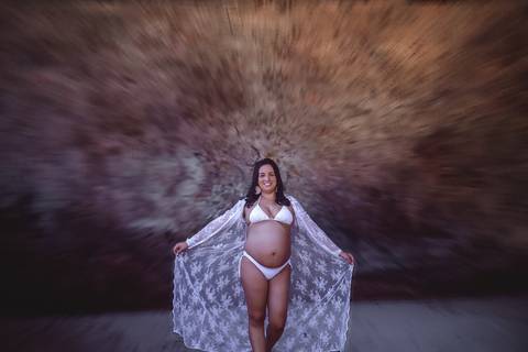 Gestante em ensaio fotográfico ao fundo Pedra/Grumari-RJ'