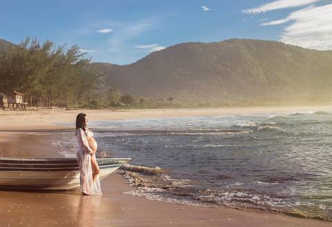 Ensaio externo de gestante na praia Grumari/RJ'