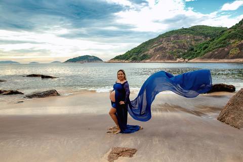 Ensaio de gestante externo com vestido azul esvoaçante/Urca'