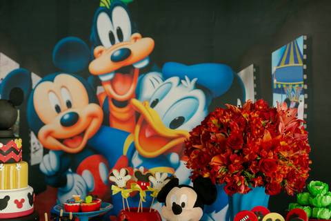painel sublimado e mesa decorada com flores naturais em festa tema mickey no cinema em clube militar sede Lagoa'