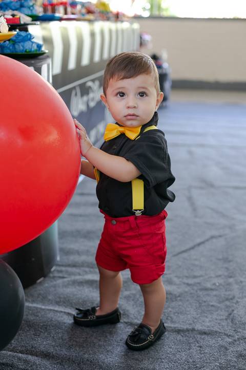 aniversariante curtindo sua festinha de 1 ano do mickey em clube militar da lagoa/RJ'
