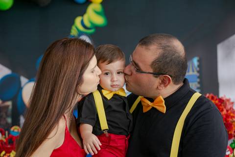 Fotografia de família em festa de 1 ano pai e filho vestidos iguais em clube militar sede lagoa/RJ'