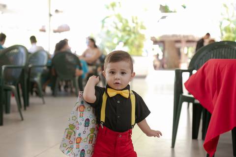 Mateus Bernardo levando seu presente em sua festa de 1 ano realizada no clube militar sede lagoa/RJ'