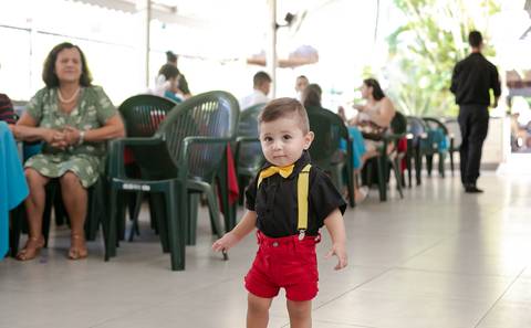 Mateus Bernardo com bermuda, suspensório e gravata borboleta em seu aniversário do Mickey no cinema em clube militar da lagoa/RJ '