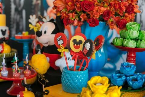 Pirulitos chocolate na mesa decoração mickey no cinema em clube militar da lagoa'