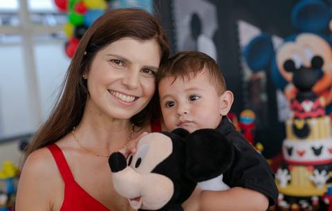 fotografia de família mãe e filho em sua festa de 1 ano Mickey no cine ma em clube militar sede lagoa/RJ'