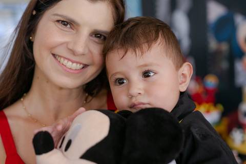 Mãe e filho em festa de 1 ano Mickey na cinema em clube militar sede lagoa/RJ'