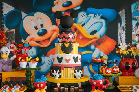 Bolo decorado Mickey em festa no clune miitar sede lagoa/Rj'