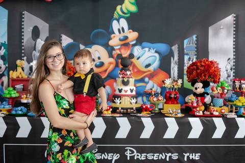 Fotografia de festa infantil mickey  no cinema em clube militar sede Lagoa/RJ'