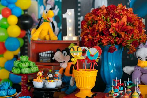 Decoração mickey no cinema em clube militar'