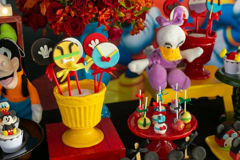 Pirulitos decorados em pop cakes em decoração mickey no cinema em festa de 1 ano no clube militar da lagoa'