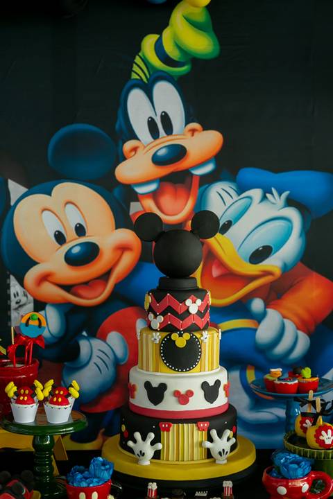 Topo de bolo Mickey em festa de luxo em Clube Militar sede Lagoa/RJ'