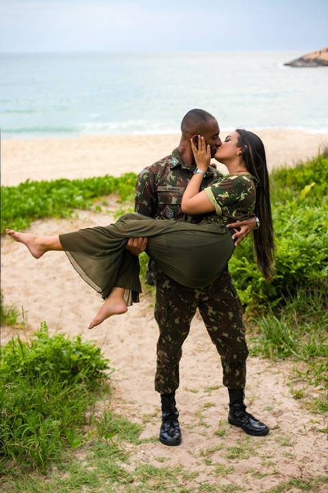 Ensaio casal militar em  ensaio em Grumari=RJ'