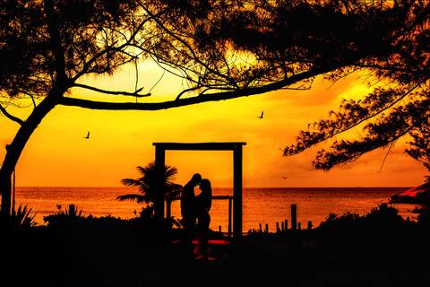 Book fotográfico pré wedding casal ao entardecer em Grumari-RJ'