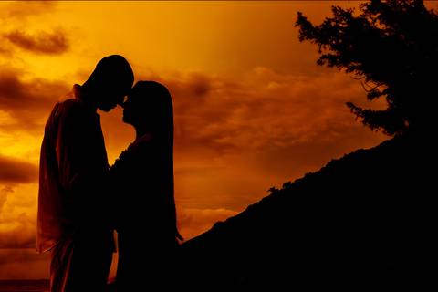 Casal em clima romântico em ensaio  em Grumari ao entardecer'