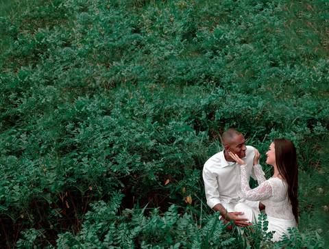 Casal em ensaio fotográfico em praia de grumari/RJ'