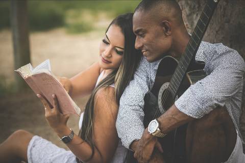Ensaio Casal  com violão em praia de Grumari-RJ'