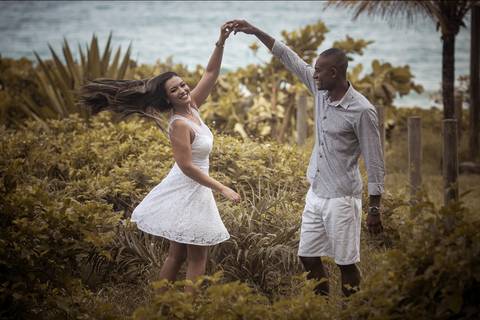 Noiva bailando  em ensaio  pré-casamento na praia de Grumari/RJ'