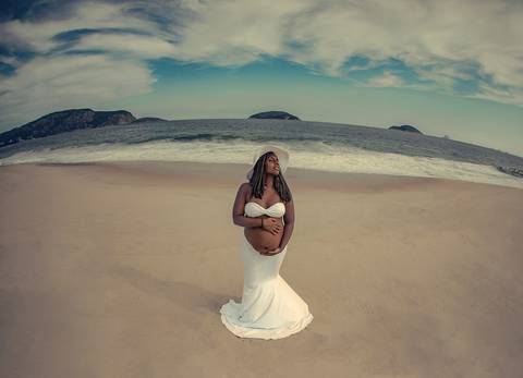 Ensaio fotográfico de gestante em praia de Camboinhas-RJ'