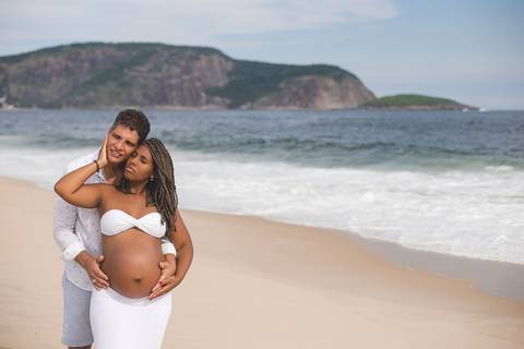 Ensaio de gestante junto com esposo ao fundo praia de Camboinhas-Niterói'
