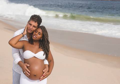 Esposo segurando a barrida da gestante em ensaio fotográfico-Camboinhas-Niterói'