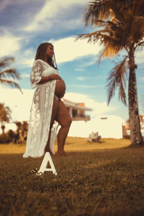 Silhueta da barriga em ensaio  de gestante na Orla de Camboinhas/RJ'