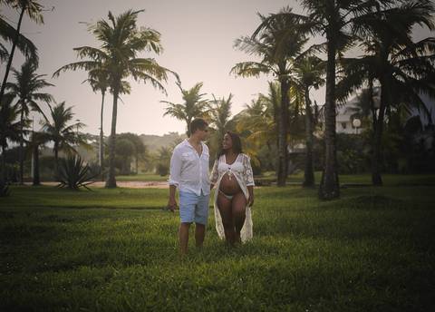 Ensaio Externo de gestante ela caminhando junto com o esposo na orla de Camboinhas-Niterói'