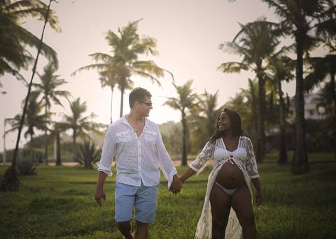 Cumplicidade em ensaio de gestante na Praia de Camboinhas/Niterói'