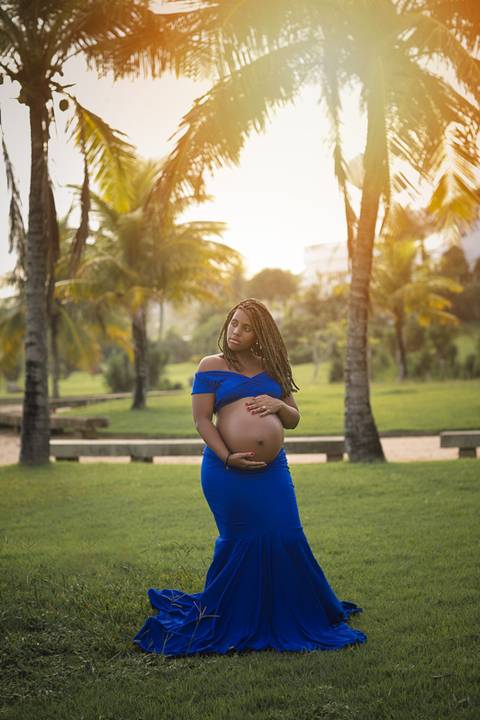 Gestante plena e linda em ensaio fotográfico na praia de Camboinhas/RJ'