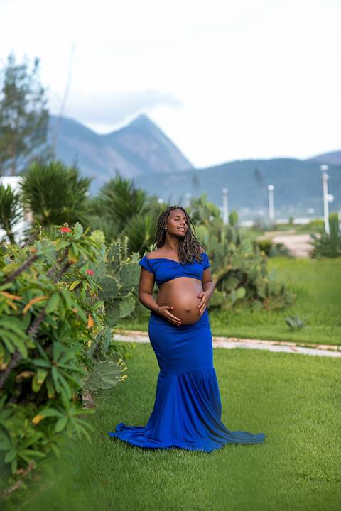 fotografia de gestante em ensaio realizado na orla de  Camboinhas/RJ'