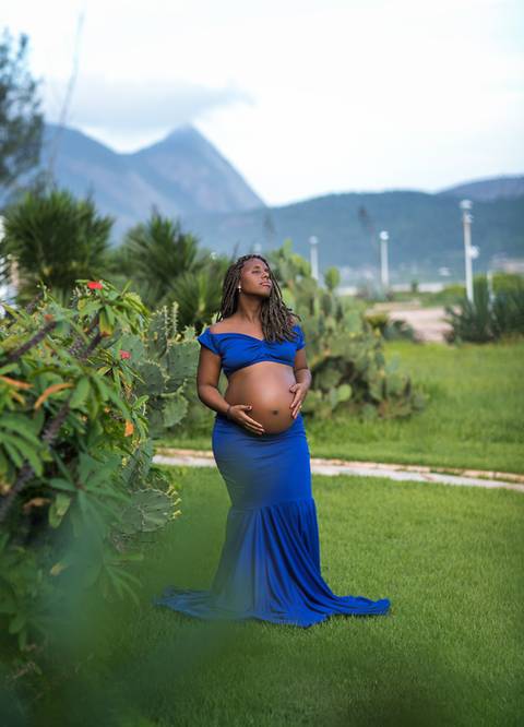 Linda e plena em ensaio de gestante Niterói-Camboinhas'