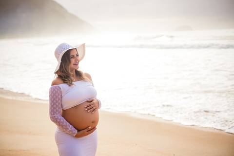 Ensaio fotográfico de gravidez externo  em praia de grumari/RJ'