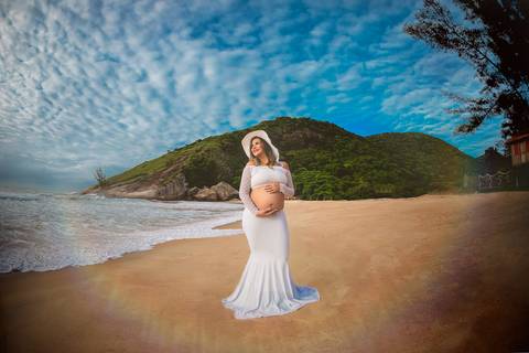 Gravida com chapéu em ensaio fotográfico estilo em Grumari/RJ'
