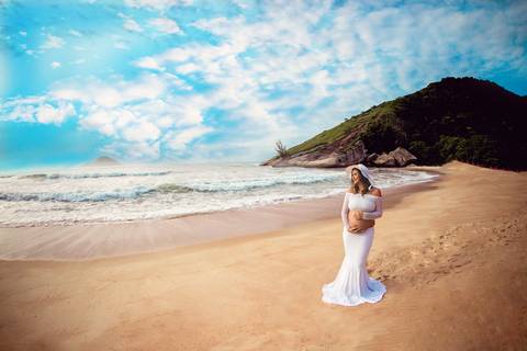 gestante segurando barriga em ensaio em grumari/RJ'