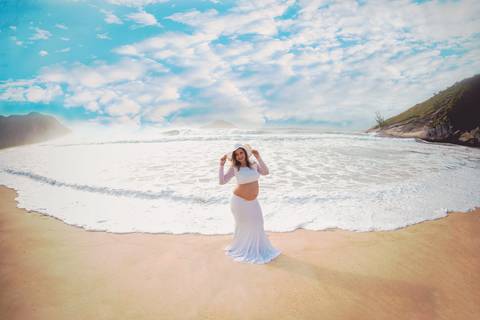 Gestante em ensaio ao fundo mar  seu azul em ensaio-Grumari/RJ'