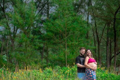 Fotografia afetiva em ensaio gestante em praia-Grumari/RJ'