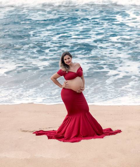 Gestante toda de vermelho em book fotográfico externo na praia de grumari/RJ'