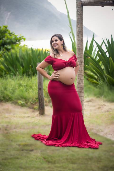 ensaio gestacional externo com roupa vermelho Marsala em Grumari-RJ'
