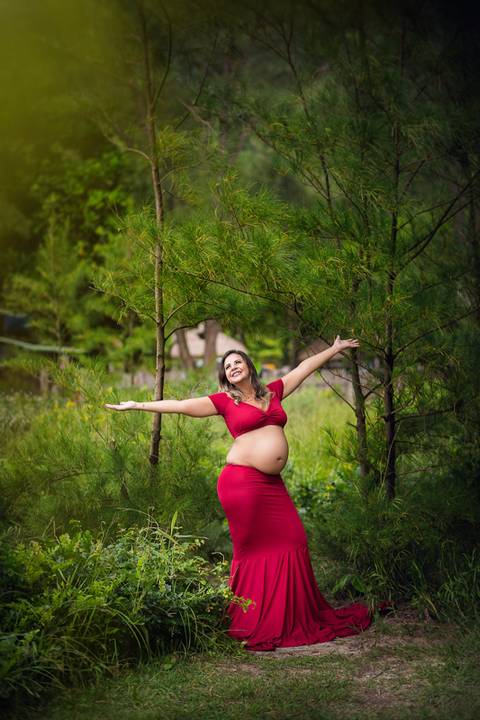 braços abertos e ao fundo verde em ensaio gestante RJ-Grumari'