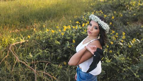 Ensaio fotográfico externo debutante ao fundo verde em Grumari/RJ'