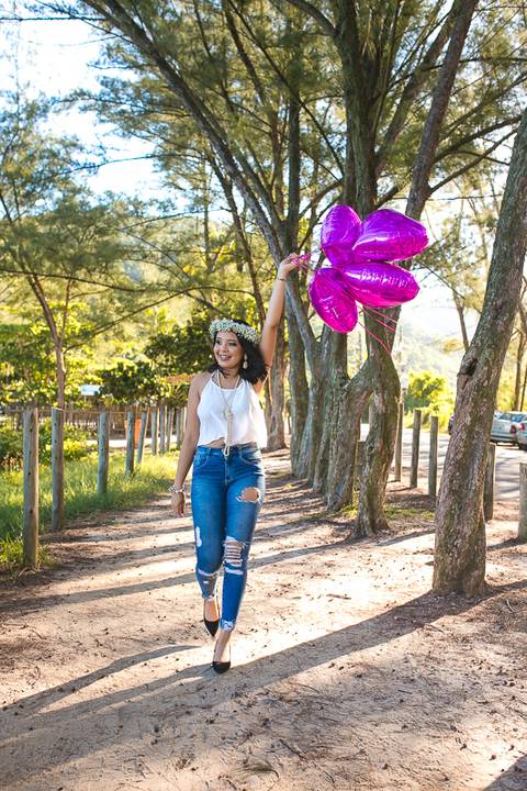 Book fotográfico externo debutante usando balões  de coração'