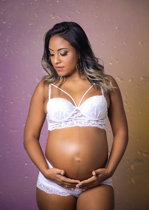 Gestante usando lingerie em ensaio fotográfico em estúdio RJ'