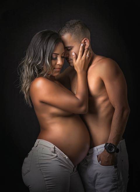 book fotográfico  sensual de gestante em estúdio'