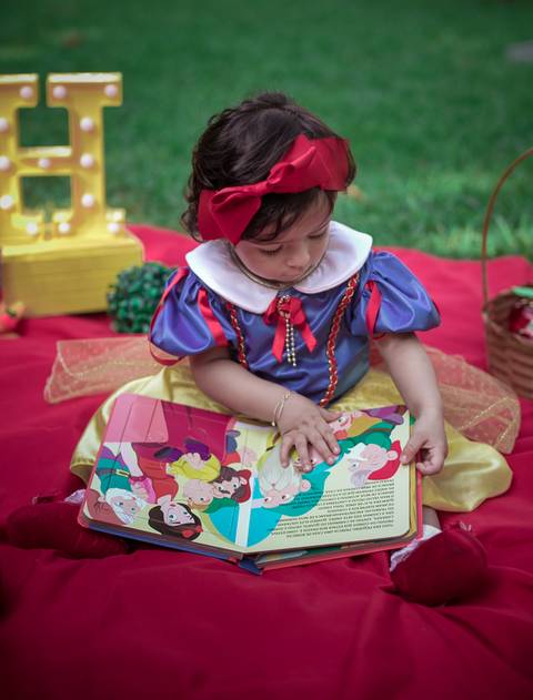 Ensaio infantil fotográfico externo com tema princesa branca de neve-RJ'