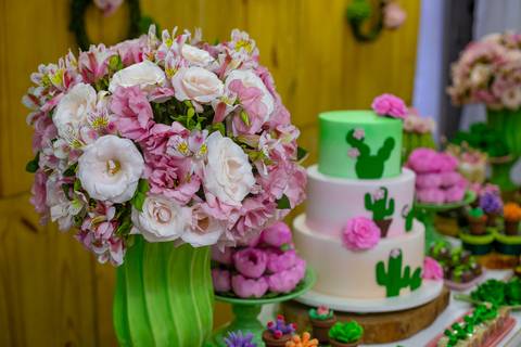 arranjo de rosas da Cibele flores em casa de festa mansão da Taquara'